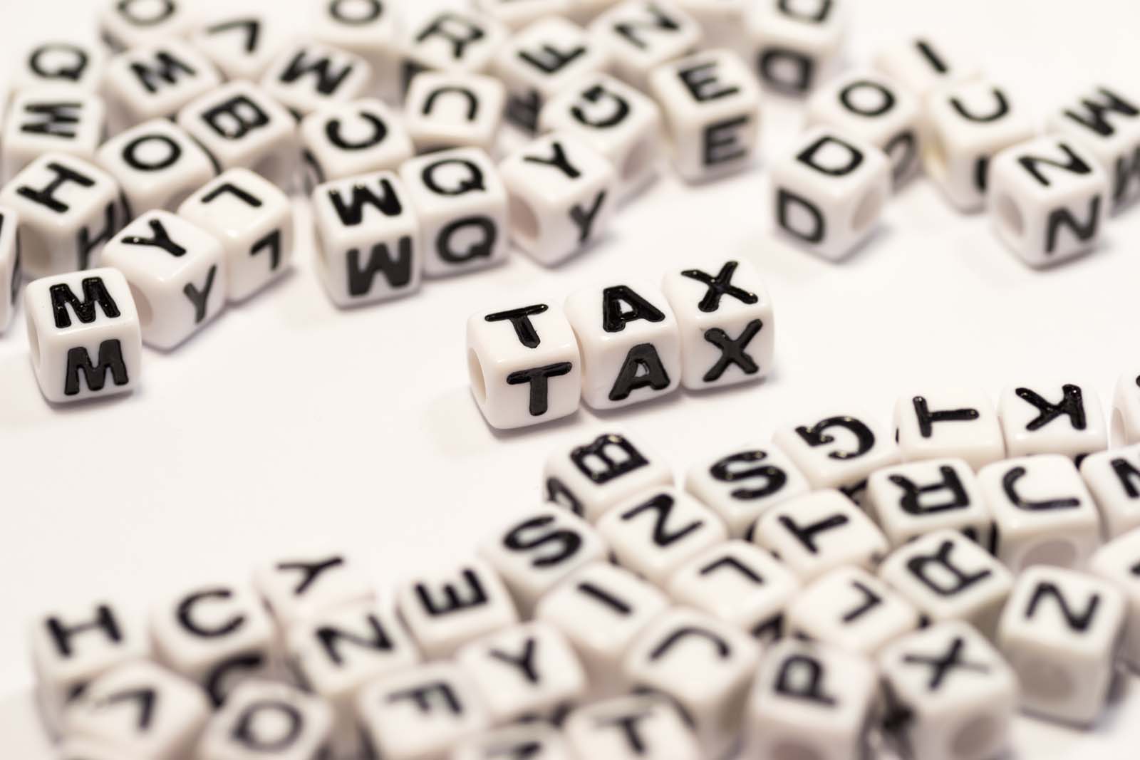 Dés de l'alphabet précisant l'impôt