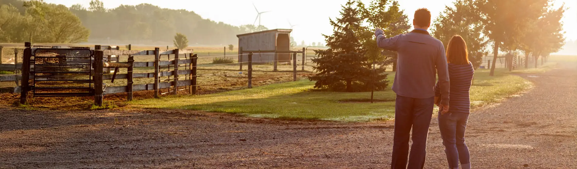 Advisor speaking with a farmer on the farm