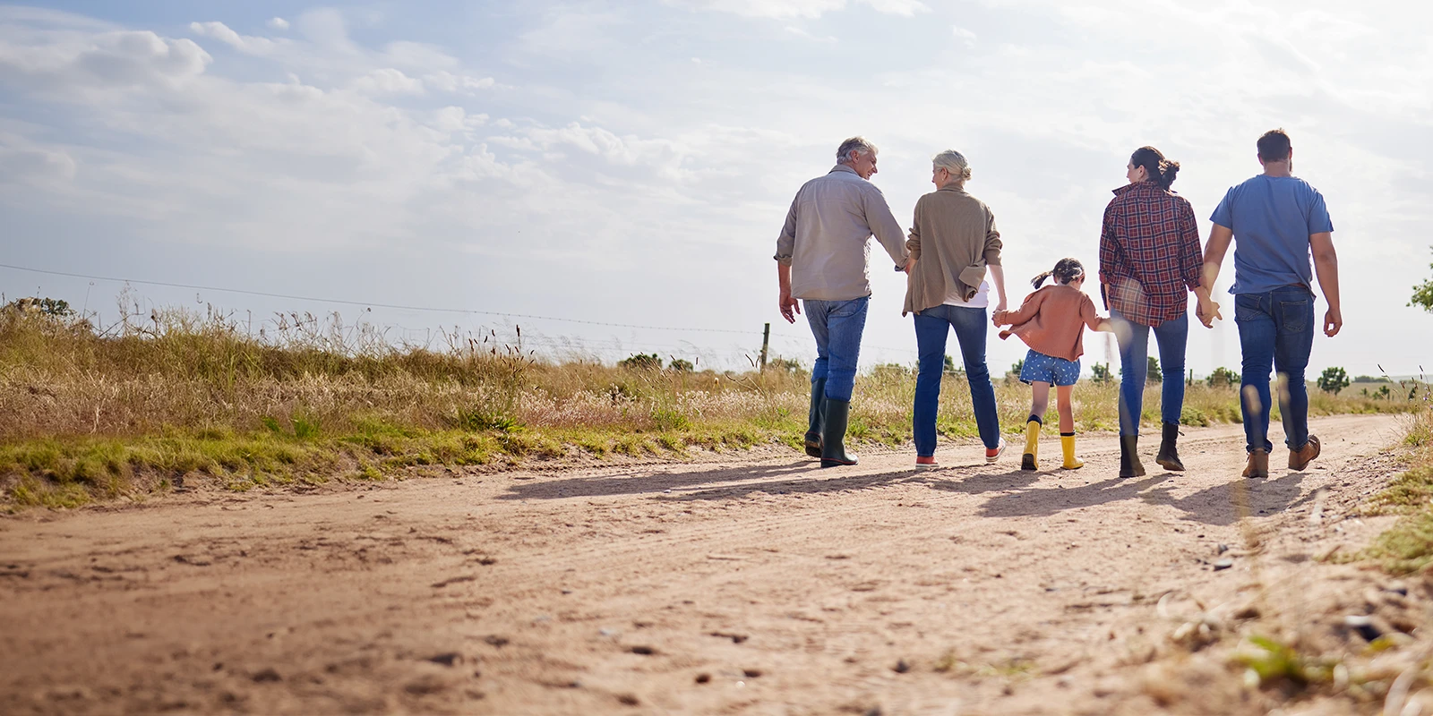 famille multigénérationnelle se promenant dans leur ferme