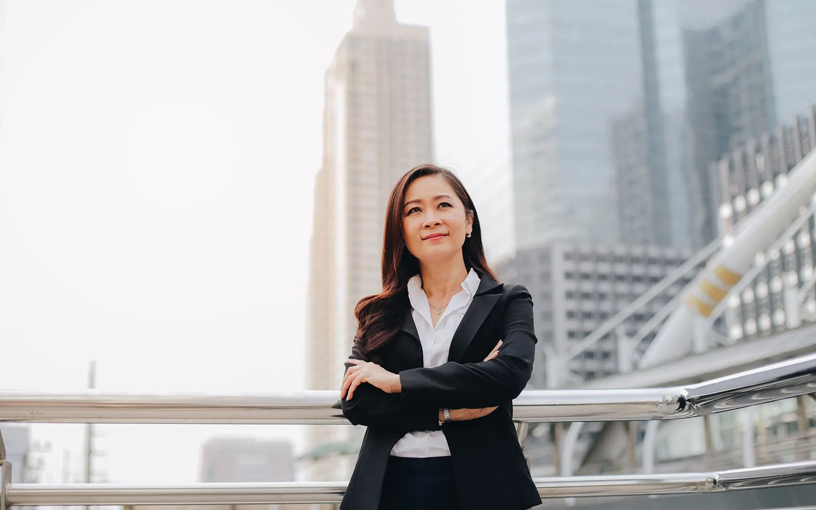 Femme debout devant un paysage urbain