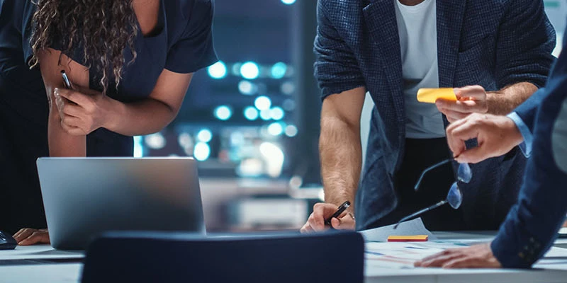 Deux professionnels travaillant ensemble devant un bureau.