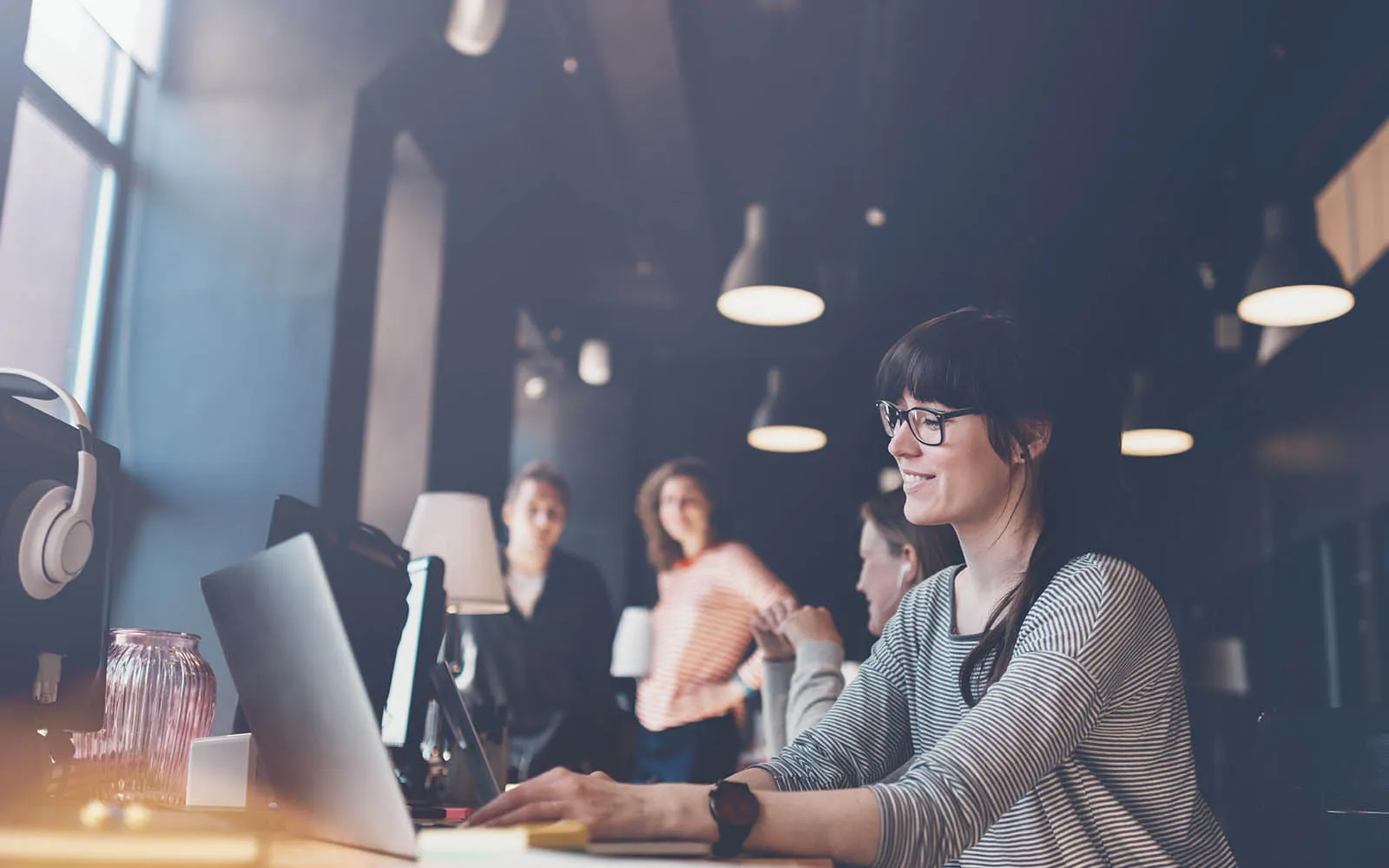 Femme travaillant sur ordinateur portable au bureau