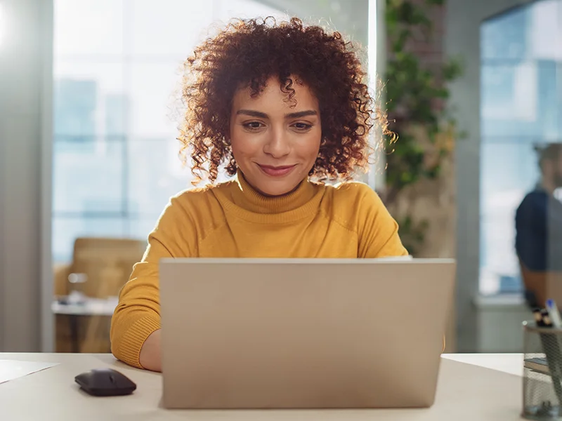 femme tapant sur un ordinateur portable