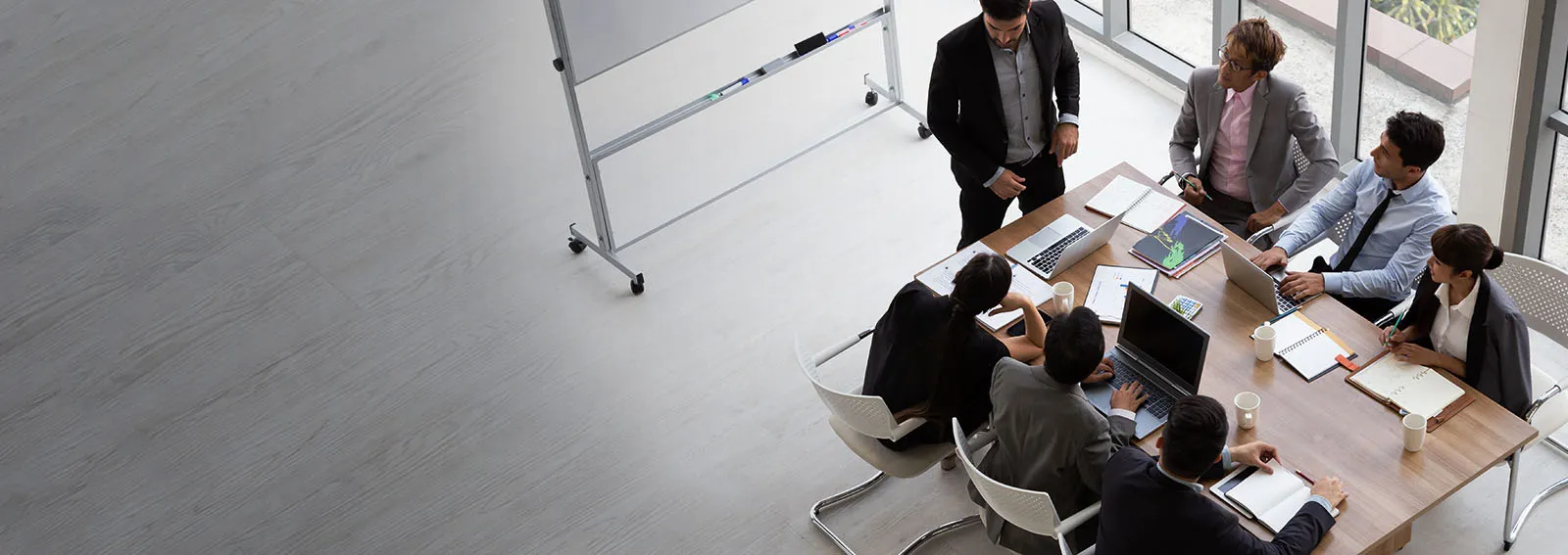 personnes travaillant dans une salle de réunion