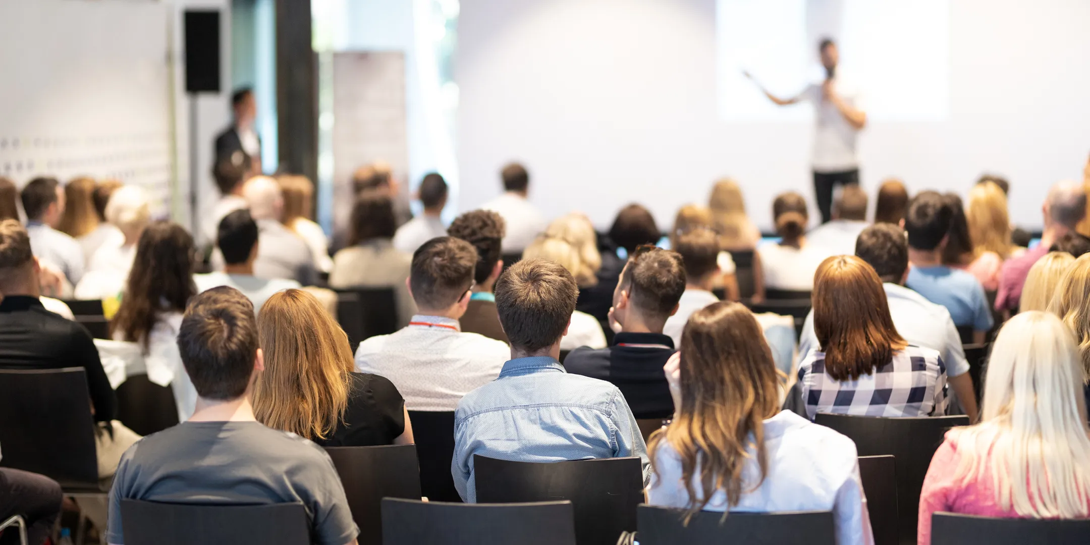 Les gens assis à la conférence