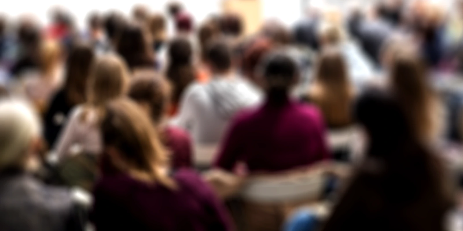 public engagé lors d'une conférence écoutant des intervenants