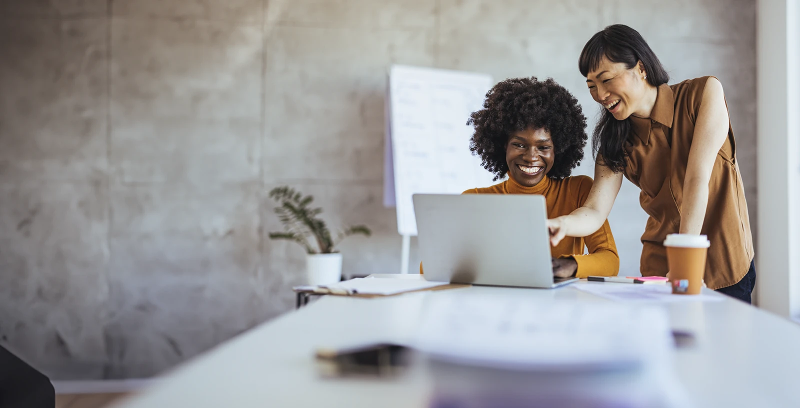 équipe commerciale collaborant dans un bureau moderne