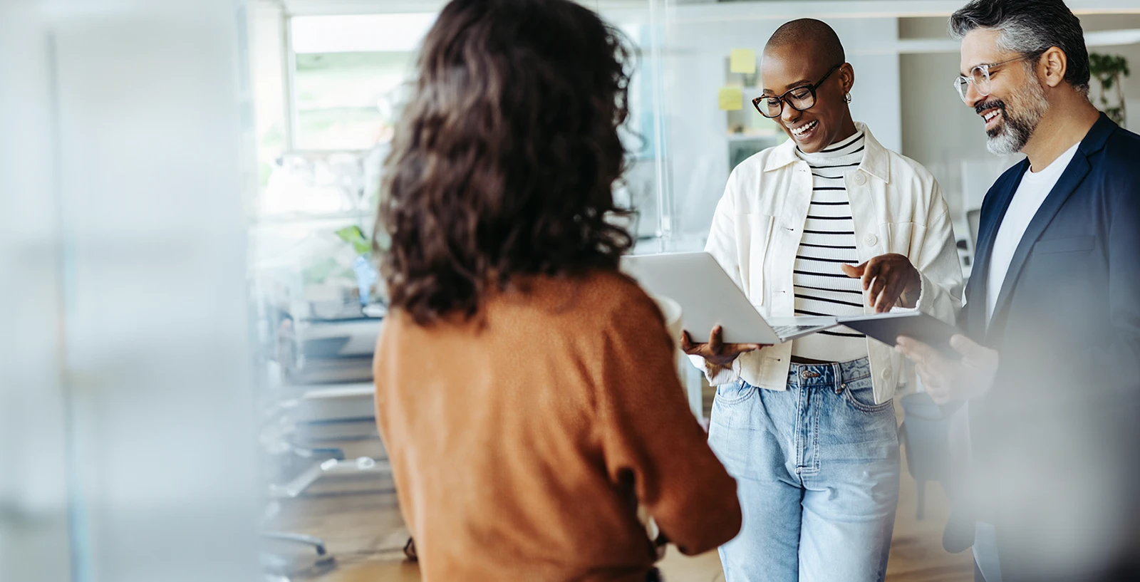 Équipe commerciale collaborant dans leur bureau