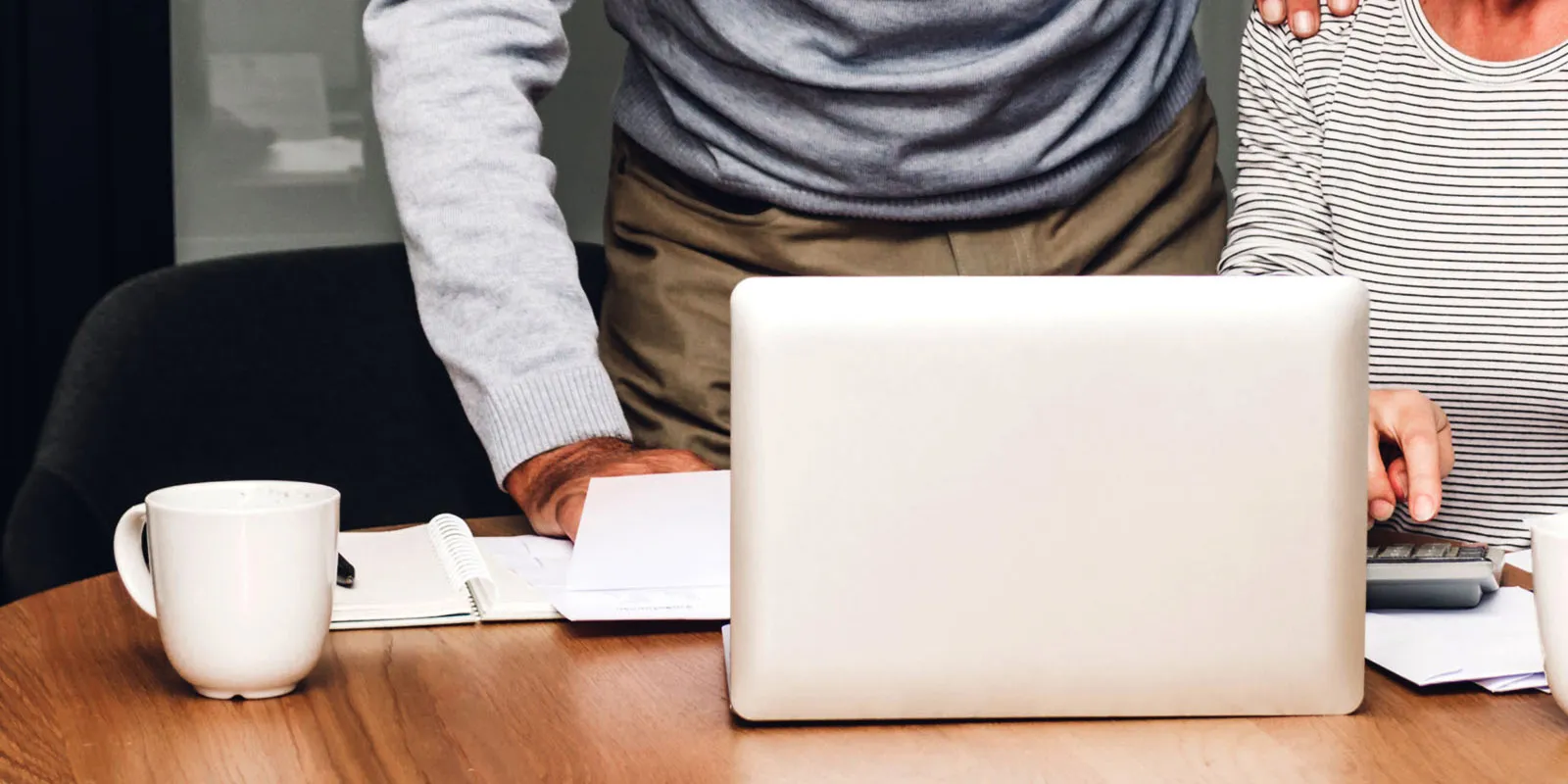 personne travaillant sur un ordinateur portable examinant les mises à jour des rapports de confiance nue