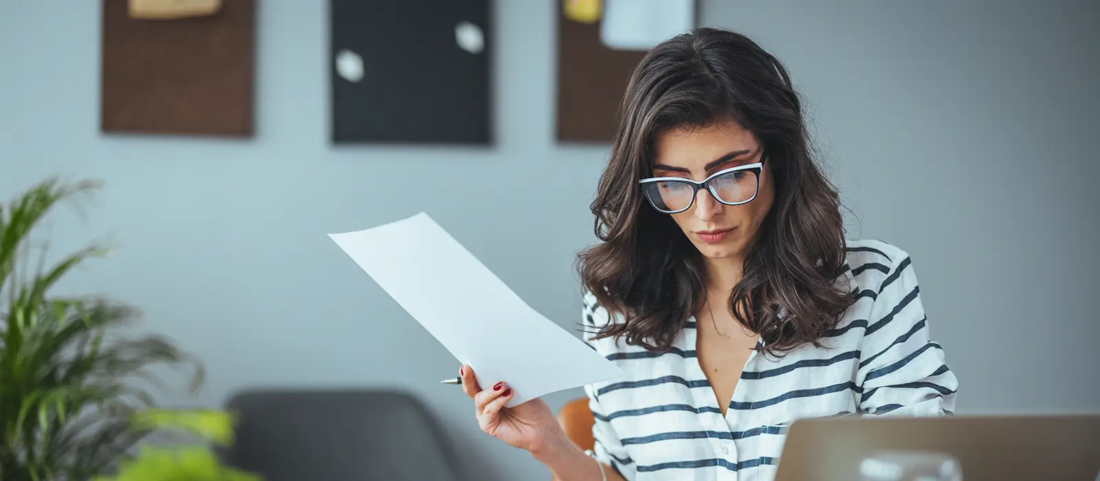 un homme d'affaires qui tient un compte papier à l'aide d'une calculatrice gère les finances des comptes