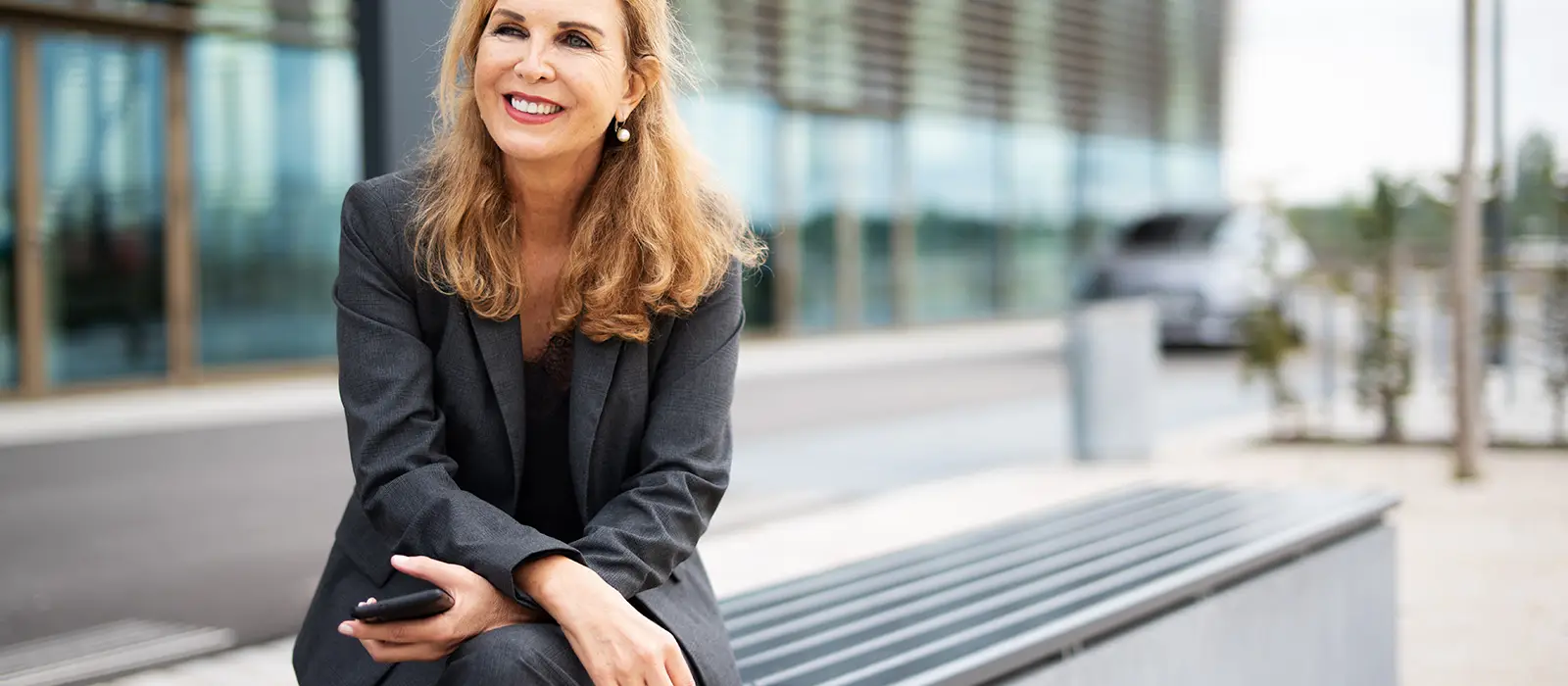 femme d'affaires devant un bâtiment d'entreprise