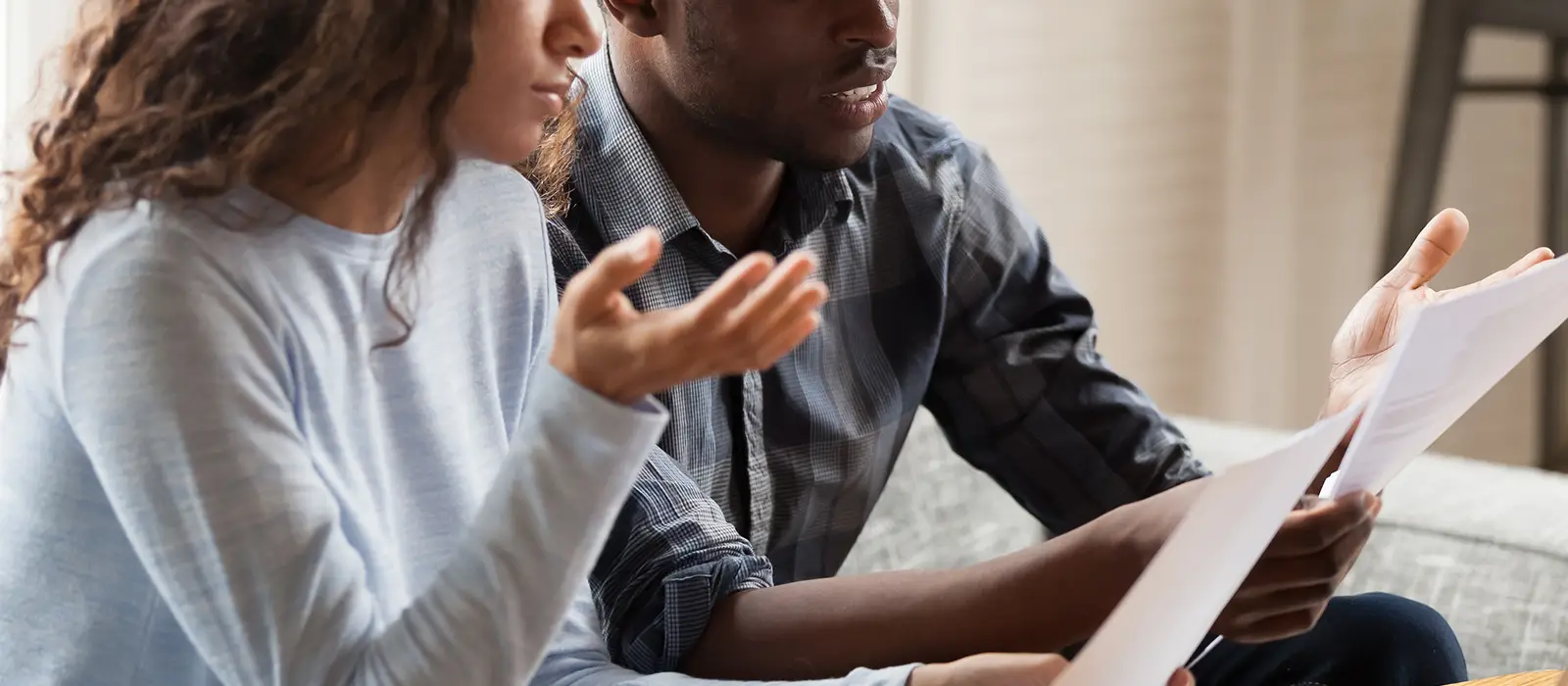 Mari et femme regardant des documents préparant un contrôle fiscal.