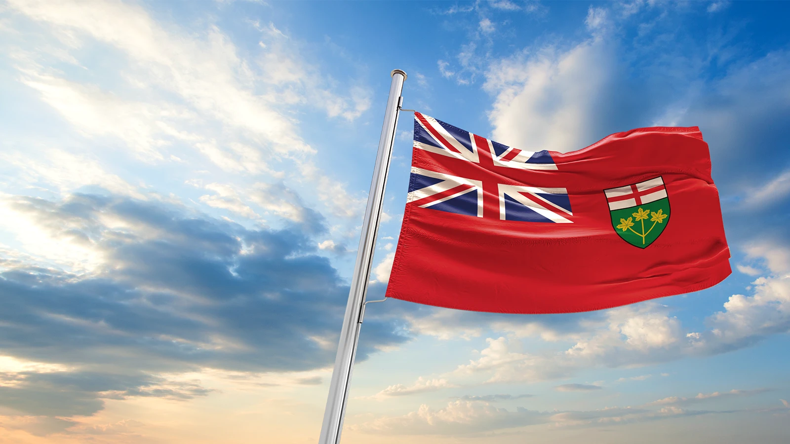 Drapeau de l'Ontario flottant au-dessus d'un ciel bleu