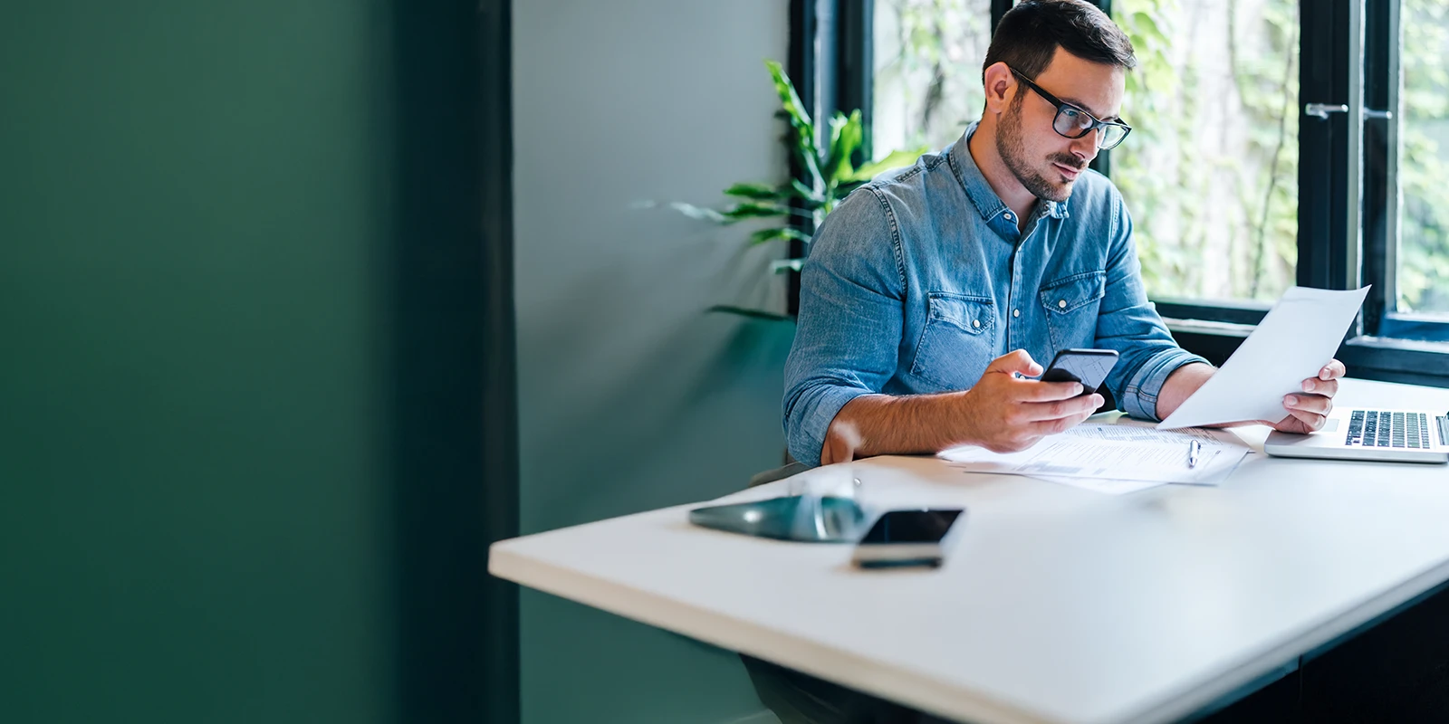 Propriétaire d'entreprise examinant les factures des clients