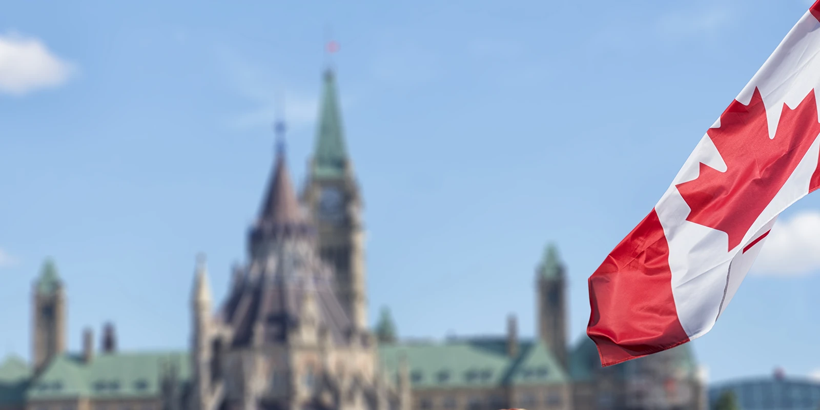 drapeau canadien avec le parlement canadien en arrière-plan